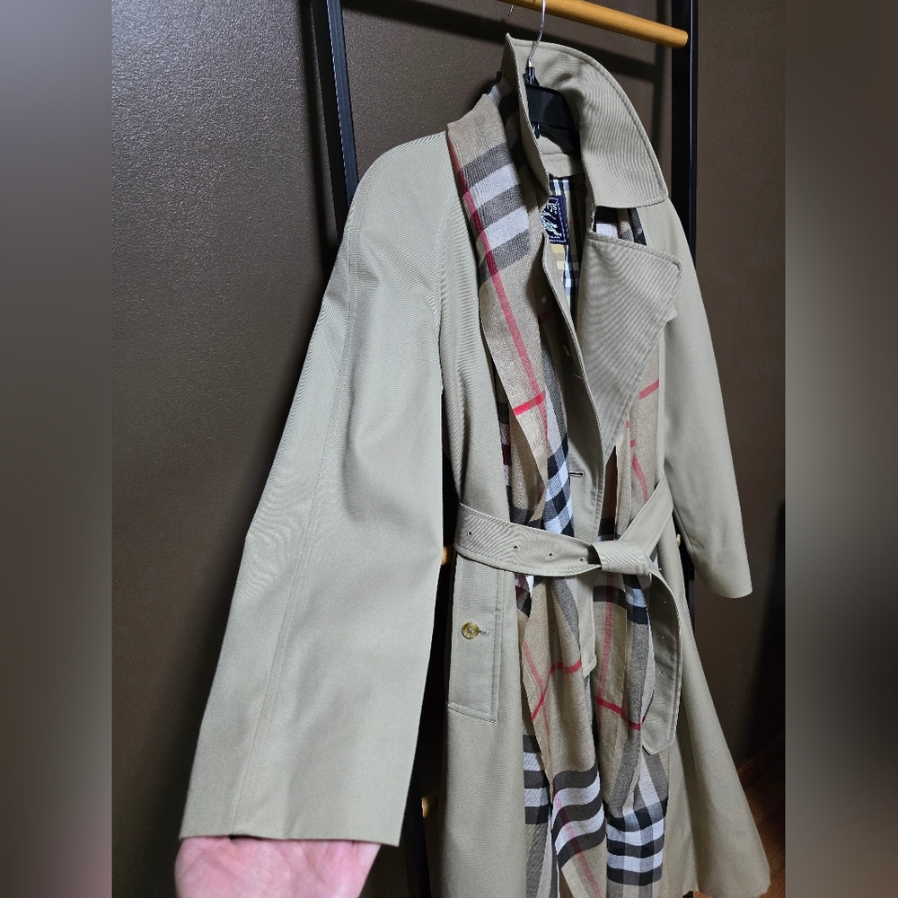 Vintage Burberry Classic Beige Trench Coat, With Removable Wool Liner - Picture 6 of 16